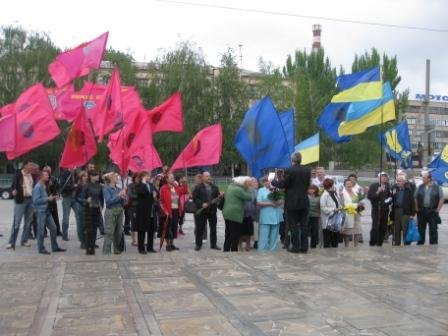 У Запоріжжі відзначили 149 - річницю перепоховання Тараса Шевченка в Україні. (ФОТО)