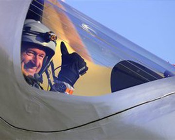 Самолет на солнечных батареях успешно завершил первый круглосуточный полет
