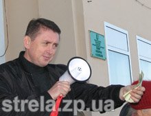 Сенсация! Одиозный майор Мельниченко разбрасывался долларами в… Васильевке. ФОТО