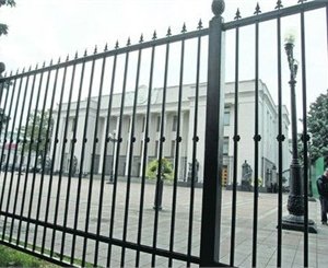 Зоопсихология или зачем забор возле "парламентского обезьянника"