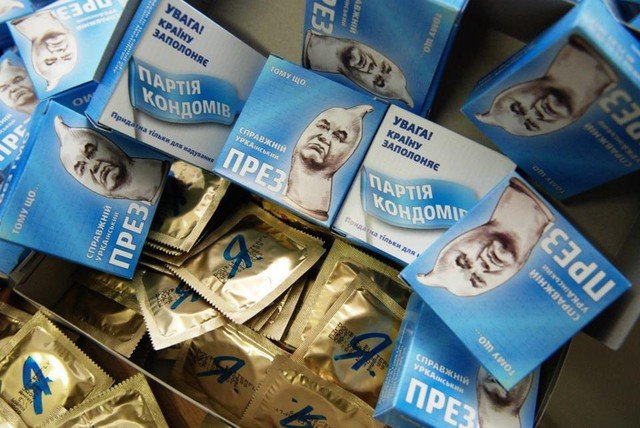 Раздача презервативов к двухлетию правления Януковича закончилась арестами (фото)