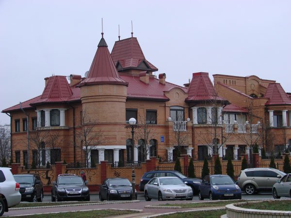 "Стрелок" и его боевики охраняют донецкое поместье беглого Януковича (Видео)