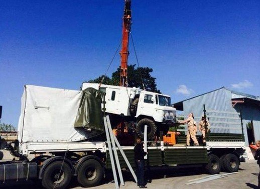 Под видом гуманитарного груза Путин пригнал в Луганск военную технику (Фото)