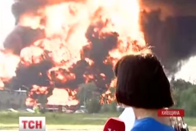 Пожар в Василькове: во время прямого репортажа произошел новый огромный взрыв на нефтебазе  (Видео)