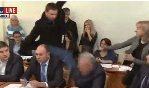 И один в Раде воин: Парасюк ударил ногой ссученного СБУшника (Видео. Фото)