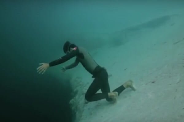 Завораживающее видео о покорении без снаряжения Голубой дыры Дина — самой глубокой известной голубой дыры на Земле