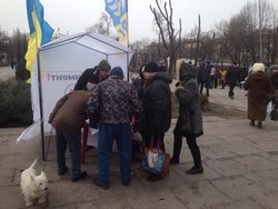 В Запоріжжі два в одному. Біля цирку в сквері одночасно проходять дві протестні акції (фото, відео)