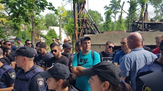 Провокация братьев Кальцевых. Второй день подряд буровой автомобиль берет пробы в Запорожском сквере Яланского (Фото)