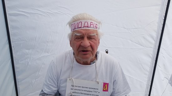 Какое запорожцам дело до голодающего на центральной площади пенсионера? Полиция не прогоняет – и на том спасибо (Фото. Видео)