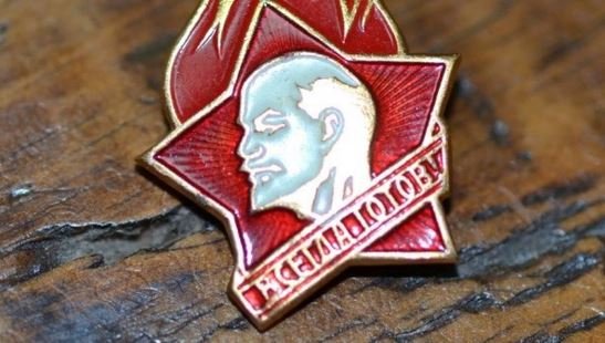 Нарочно не придумаешь... Латвия признала бывших пионеров жертвами насилия над личностью и предоставила им надбавку к пенсии в €220
