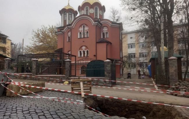 “Ніби відчинилися ворота у пекла”... У Чернівцях біля храмів МП почала розходитися земля (Фото)