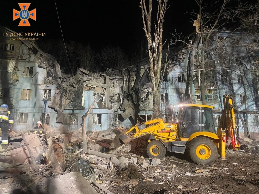 Запоріжжя знову потрапило під ракетну атаку вночі 2 березня: зруйновано п'ятиповерховий житловий будинок, є жертви (Фото)