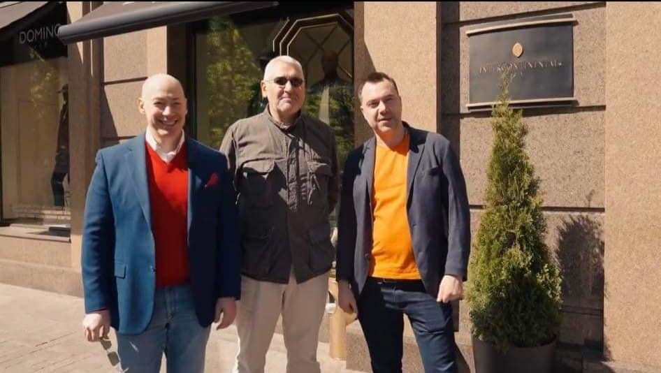 "Трое из ларца", не "одинаковые с лица", но приспособились и жужжат...