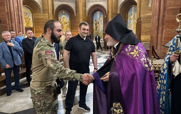 росія пов'язує кров'ю: вірменська церква благословляє своїх вірян убивати українців