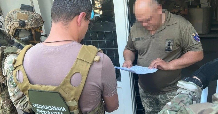 Ще одна падлюка "живіт наїла"... У дніпропетровського військкома пройшли обшуки: під час війни він збагатився на $350 тисяч