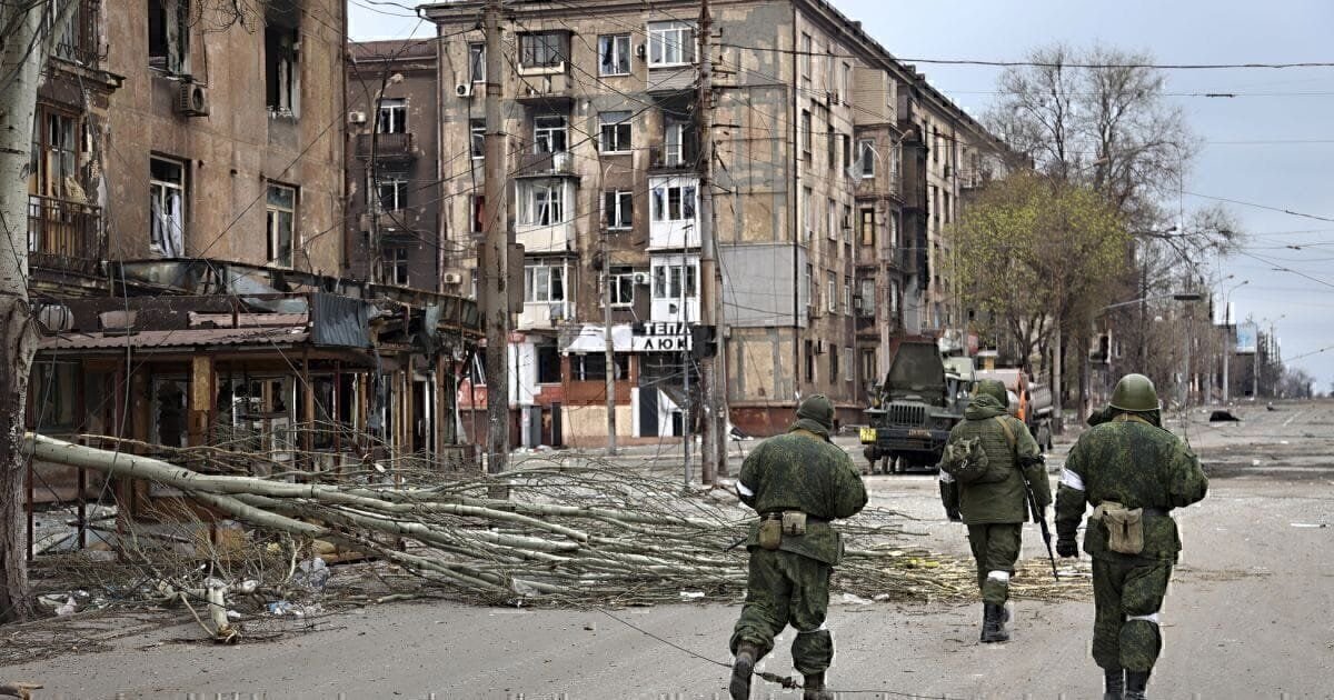 Маріуполь перетворюється на аул... Як на окупованих росією територіях проводиться політика видавлювання корінного населення України
