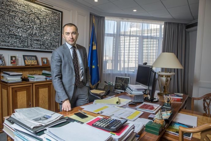 Про Андрія Пишного... Хтось купує дрони, а хтось вкладає чималі гроші в себе коханого, перебуваючи на державній службі
