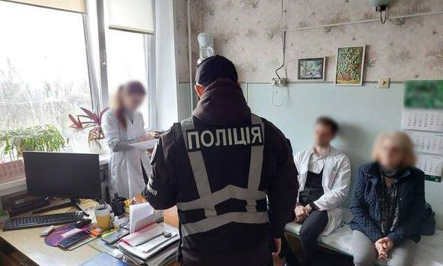 Типовий бізнес на війні: у Запоріжжі поліція під час обшуків знайшла у посадовців МСЕК 1,2 млн дол