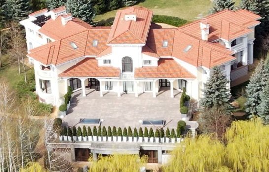 Двулике обличчя влади: з такими палацами та олігархами ходимо по світу з простягнутою рукою...
