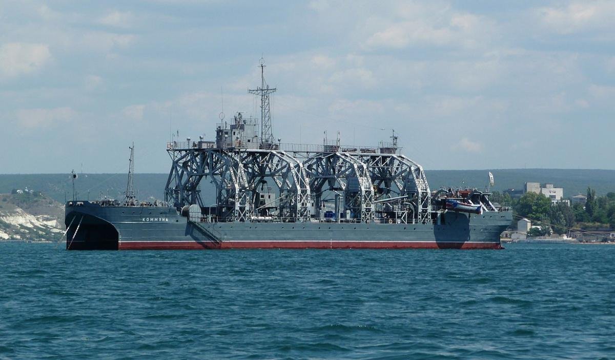 Суттєва втрата: вражене рятувальне судно російського флоту "Комуна" крилатою ракетою "Нептун
