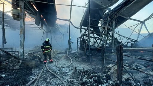Там було справжнє пекло... Армія росії вдень ударила авіабомбами по «Епіцентру» Харкова (Фото)