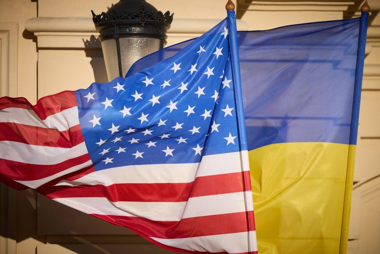 Посольство США: чоловіки з подвійним громадянством більше не зможуть їхати з України