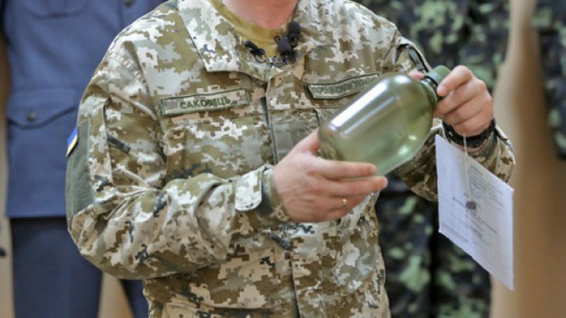 І знову про ненажерливих тилових пацюків... Справа «Фляга»: Міноборони примудрилося втридорога купувати пластиковий посуд