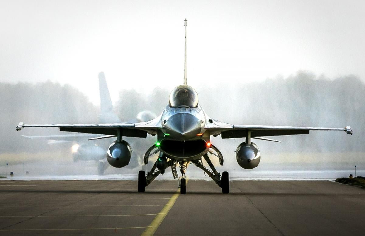 Тільки шість українських пілотів навчилися літати на F-16...