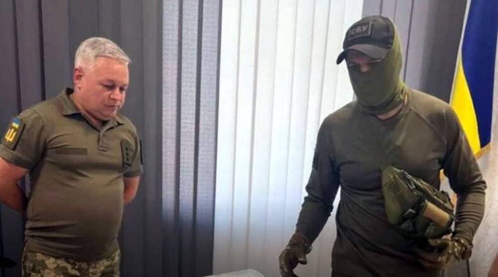 Спокуса і мерзотники... Воєнком Бучі ховав під підлогою та за обшивкою стін будинку понад 450 тис. дол