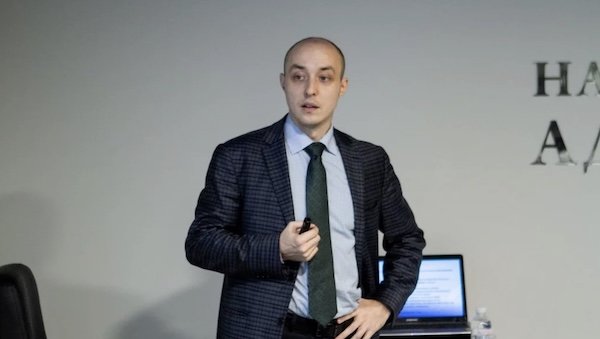 Син лікаря вінницької МСЕК, у якого знайшли 13 квартир і три Tesla, є радником Зеленського (Фото)