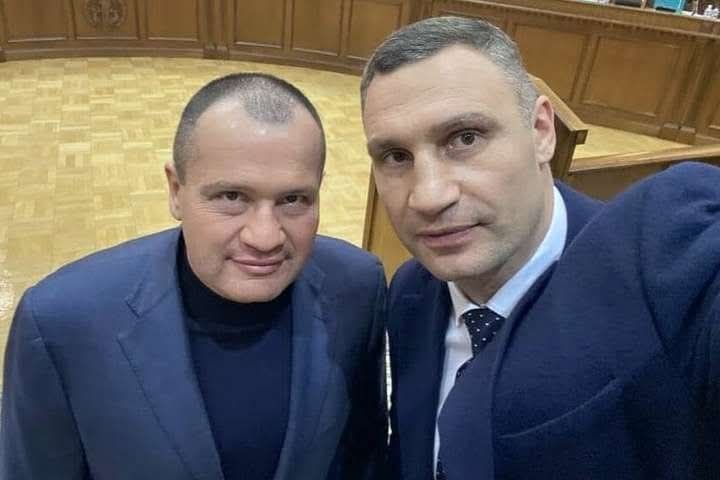 Бордель для влади... У будинку, де проживає мер Києва, викрили бордель (Фото)