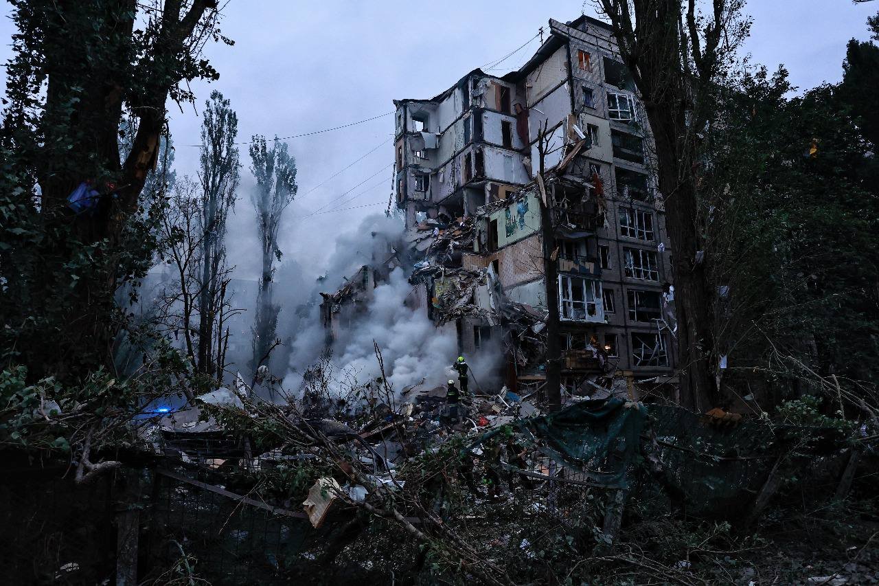 Одне Зло живе війною, руйнуваннями і стражданнями, а друге зло прикинувшись Добром, багатіє на цьому...
